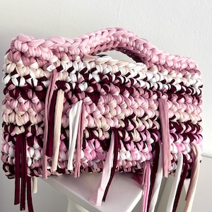 Häkeltasche Chunky Crochet Bag in Altrosa, Sahne und Bordeaux mit Fransen Medium