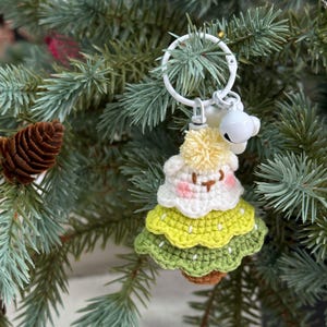 Crocheted Christmas Tree Bear Ornament, Handmade Yarn Toy, Christmas Gift for Kids and Couples, Keychain for Backpacks and Shoulder Bags