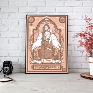 Può includere: Un'illustrazione incorniciata di una donna con le ali seduta su una creatura con una spada. L'illustrazione è in tonalità di marrone e rosa con un bordo decorativo. Il testo "S. Weil" è in fondo all'illustrazione.
