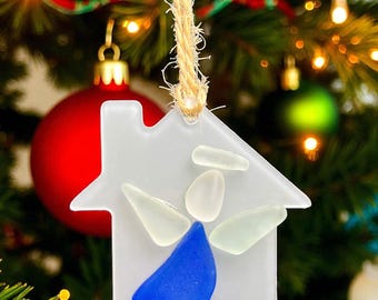 Ręcznie robiony aniołek ze szkła morskiego: niebieski i biały domek ze szkła plażowego