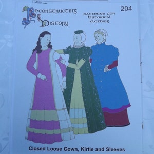Puede incluir: Un folleto de patrones de costura para ropa histórica, con tres mujeres que llevan diferentes estilos de vestidos. El folleto se titula "Reconstructing History" y el número de patrón es 204. El título del patrón es "Vestido suelto cerrado, kirtle y mangas".