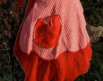 Tablier rétro en vichy rouge et blanc et en mousseline de soie rouge avec support Rick blanc