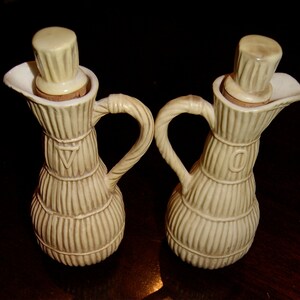 Mid Century Georges Briard Tisket-Tasket Oil and Vinegar Cruet Set image 3