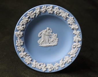 Blå med vita detaljer Wedgwood Jasperware miniatyrtallrik med neoklassiska scener