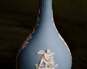 Blå med vita detaljer Wedgwood Jasperware Bud Vase