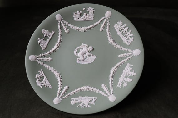 セージグリーンと白のキューピッド ウェッジウッド ジャスパーウェア