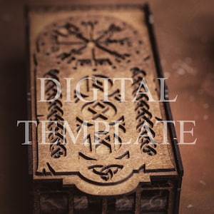 Puede incluir: Una caja rectangular de madera con tapa deslizante que presenta diseños cortados con láser, incluyendo un símbolo de brújula, patrones de nudos intrincados y formas geométricas. El texto "DIGITAL TEMPLATE" se superpone en el centro.