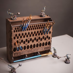Porta pennelli. Organizzatore per pennelli da pittura in miniatura. Organizzatore per pittura da tavolo Grimdark/Warhammer. Per dipingere miniature per giochi di ruolo.