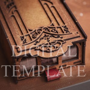Puede incluir: Una caja rectangular de madera marrón con intrincados patrones de filigrana cortados con láser en la tapa y una pequeña lengüeta de cuero rojo en la parte frontal. Las palabras DIGITAL TEMPLATE aparecen superpuestas en blanco.