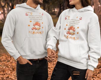 Könnte beinhalten: Zwei Personen tragen passende weiße Kapuzenpullover. Jeder Kapuzenpullover zeigt eine Pilzgrafik und den Text "I WILL GIVE THANKS TO YOU, LORD, WITH MY WHOLE HEART PSALM". Die Kapuzenpullover haben eine Vordertasche und eine Kapuze mit Kordelzug.