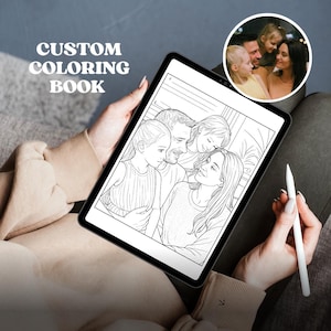 Puede incluir: Una tableta digital que muestra un libro para colorear personalizado con un retrato familiar. El texto "CUSTOM COLORING BOOK" es visible. Una pequeña foto circular de la familia está en la esquina superior derecha. Se sostiene un lápiz óptico blanco.