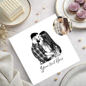 Puede incluir: Una tarjeta cuadrada blanca con un dibujo de líneas en tinta negra de una pareja abrazándose, con una foto circular de la misma pareja arriba. El texto "Your text Here" está impreso en una fuente cursiva debajo de la ilustración.