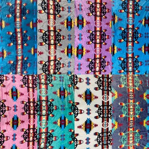 Könnte beinhalten: Ein Patchwork-Design mit verschiedenen Farben und Mustern. Jeder Abschnitt zeigt ein Schildkrötenmotiv mit geometrischen Formen und tribal inspirierten Designs. Die Farbpalette umfasst Blau, Rosa, Lila und Türkis, mit Akzenten in Rot, Gelb und Schwarz.
