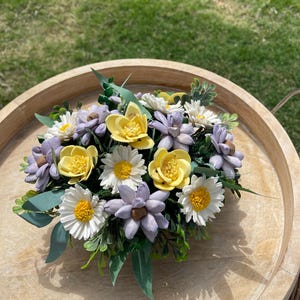 ラベンダー、黄色、白の木の花のセンターピース、小さな手作りの春のアレンジメント、編み籠に入った木の花、デイジー、キンポウゲ