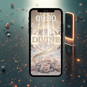Puede incluir: Un smartphone negro muestra un fondo de pantalla con la palabra "DIVINE" en letras brillantes, rodeada por un círculo dorado y rosas rosas. Se muestra la hora 09:30. Un segundo dispositivo más pequeño es visible a la derecha, con marco dorado.