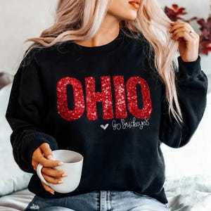 Moletom personalizado com nome do time em lantejoulas, camiseta de gola redonda com aplique personalizado para o dia do jogo, camiseta para mãe de fã de futebol americano universitário, presente personalizado para líder de torcida universitária