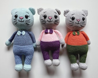 Gehaakte kattenpop – Amigurumi kat in kleurrijke kleding – Gehaakt speelgoed als cadeau voor kinderen – Handgemaakt knuffeldier