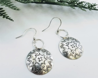 boucles d’oreilles en forme de dôme de style sud-ouest / boucles d’oreilles en cercle estampillés / bijoux motif matelassé / une des boucles d’oreilles genre