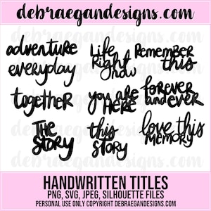 Puede incluir: Un conjunto de 10 títulos escritos a mano en blanco y negro, que incluyen "adventure everyday", "life right now", "remember this", "together", "you are here", "forever and ever", "the story", "this story", "love this" y "memory".