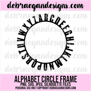 Puede incluir: Marco circular de alfabeto en blanco y negro. Las letras del alfabeto están dispuestas en un círculo alrededor de un espacio en blanco. El texto "ALPHABET CIRCLE FRAME" está debajo del círculo. El texto "PNG, SVG, JPEG, SILHOUETTE FILES" está debajo del texto "ALPHABET CIRCLE FRAME". El texto "PERSONAL USE ONLY COPYRIGHT DEBRAEGANDESIGNS.COM" está debajo del texto "PNG, SVG, JPEG, SILHOUETTE FILES".
