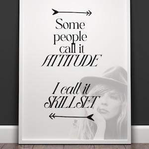 Peut inclure: Impression typographique en noir et blanc avec le texte "Some people call it attitude. I call it skillset." avec des flèches pointant dans des directions opposées. Une photo en niveaux de gris d'une femme avec un chapeau en arrière-plan.