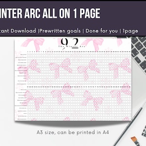 Puede incluir: Un rastreador de objetivos imprimible blanco con detalles en rosa y el texto "Winter Arc All On 1 Page". El rastreador incluye objetivos preescritos y está diseñado para imprimirse en tamaño A3 o A4. Un teclado y materiales de arte están en el fondo.