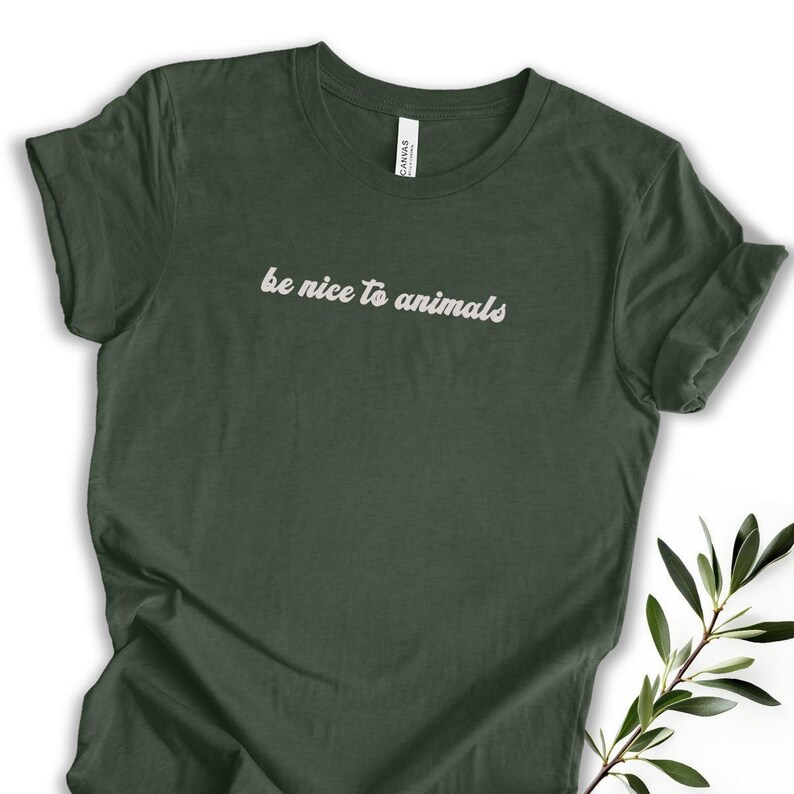 Wees aardig, veganistisch T-shirt met boodschap, dierenrechten T-shirt, vegetarische levensstijl, cadeau, milieuvriendelijke kleding, plantaardig T-shirt, compassieverklaring Heather Forest