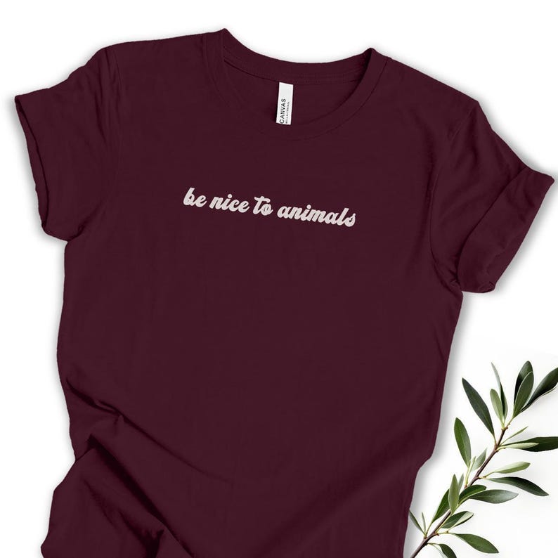 Wees aardig, veganistisch T-shirt met boodschap, dierenrechten T-shirt, vegetarische levensstijl, cadeau, milieuvriendelijke kleding, plantaardig T-shirt, compassieverklaring Maroon
