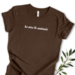 Wees aardig, veganistisch T-shirt met boodschap, dierenrechten T-shirt, vegetarische levensstijl, cadeau, milieuvriendelijke kleding, plantaardig T-shirt, compassieverklaring Heather Brown