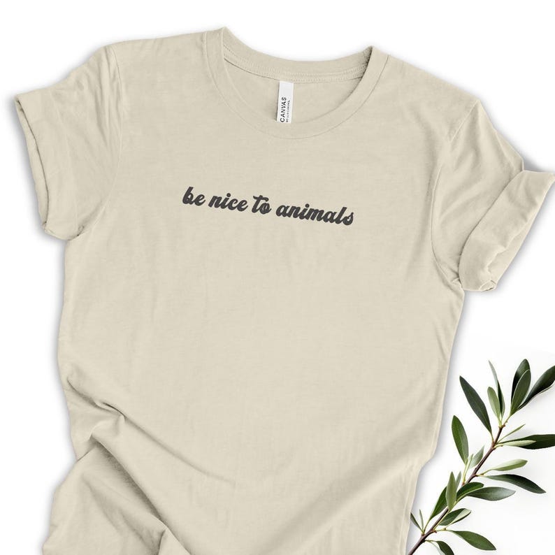 Wees aardig, veganistisch T-shirt met boodschap, dierenrechten T-shirt, vegetarische levensstijl, cadeau, milieuvriendelijke kleding, plantaardig T-shirt, compassieverklaring Natural