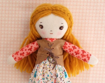 Naaipatroon voor handgemaakte stoffen pop, de Folky Elsa Doll