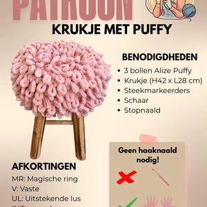 Könnte beinhalten: Ein rosa, puffiger, handgefertigter Hocker mit Holzbeinen. Das Bild enthält Text auf Niederländisch, darunter "PATROON KRUKJE MET PUFFY" und Anweisungen zur Herstellung des Hockers. Der Hocker ist ca. 42 cm hoch und 28 cm breit.