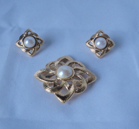 Vintage 1980/'s Gold Tone Acrylic Rectangular Jewel Earring and Brooch Pin Set