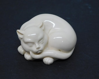 1986 Franklin Mint Netsuke style Cat Figurine