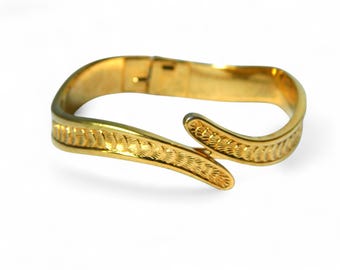 Vintage MONET Gold Plating  Hinged Bangle Bracelet.
