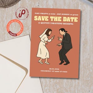 Può includere: Un invito di matrimonio color terracotta con la scritta "SAVE THE DATE" e i nomi degli sposi. L'illustrazione raffigura gli sposi in posa da ballo. La data è 28.03.2026. Tema: Matrimonio Quentin Tarantino.