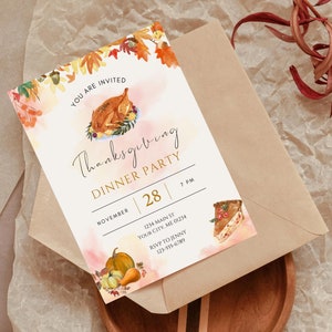 K&ouml;nnte beinhalten: Einladung zum Thanksgiving-Dinner mit Aquarellillustrationen einer gebratenen Pute, eines K&uuml;rbisses und eines Kuchens. Die Einladung hat einen cremefarbenen Hintergrund mit dem Text "You are Invited" und Veranstaltungsdetails.