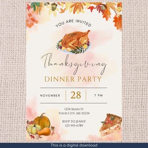 K&ouml;nnte beinhalten: Einladung zum Thanksgiving-Dinner mit Aquarellillustrationen. Die Einladung zeigt einen gebratenen Truthahn, K&uuml;rbisse und ein St&uuml;ck Kuchen. Der Text lautet "Sie sind eingeladen" und "Thanksgiving Dinner Party". Das Datum ist der 28. November um 19 Uhr.