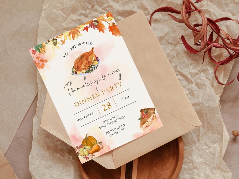 K&ouml;nnte beinhalten: Einladung zum Thanksgiving-Dinner mit Aquarellillustrationen einer gebratenen Pute, eines K&uuml;rbisses und eines Kuchens. Die Einladung hat einen cremefarbenen Hintergrund mit dem Text "You are Invited" und Veranstaltungsdetails.