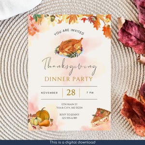 K&ouml;nnte beinhalten: Einladung zum Thanksgiving-Dinner mit Aquarellillustrationen einer gebratenen Pute, K&uuml;rbissen und Kuchen. Die Einladung enth&auml;lt den Text "Sie sind eingeladen" und Veranstaltungsdetails f&uuml;r den 28. November um 19 Uhr. Der untere Teil der Einladung lautet "Dies ist ein digitaler Download."
