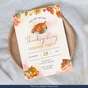 K&ouml;nnte beinhalten: Einladung zum Thanksgiving-Dinner mit Aquarellillustrationen einer gebratenen Pute, K&uuml;rbissen und Herbstbl&auml;ttern. Die Einladung enth&auml;lt Datum, Uhrzeit und RSVP-Informationen. Der Text "You are invited" steht oben.