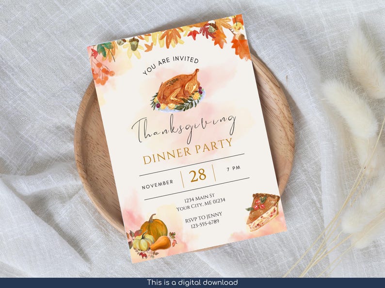 K&ouml;nnte beinhalten: Einladung zum Thanksgiving-Dinner mit Aquarellillustrationen einer gebratenen Pute, K&uuml;rbissen und Herbstbl&auml;ttern. Die Einladung enth&auml;lt Datum, Uhrzeit und RSVP-Informationen. Der Text "You are invited" steht oben.