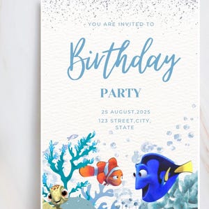 Può includere: Invito a una festa di compleanno con un carattere di scrittura blu chiaro. L'invito presenta immagini di cartoni animati di pesci, coralli e bolle. Il testo include la data, l'indirizzo e le parole "SEI INVITATO A" e "FESTA".