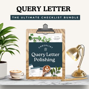 Peut inclure: Un presse-papiers en bois avec le texte "QUERY LETTER" et "THE ULTIMATE CHECKLIST BUNDLE". Le presse-papiers présente une liste de contrôle bleu foncé avec les mots "Query Letter Polishing". Une lampe de bureau dorée et une tasse de café sont également visibles.