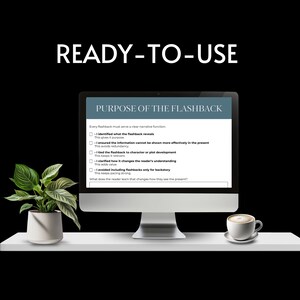 K&ouml;nnte beinhalten: Ein Desktop-Computer zeigt Text &uuml;ber den Zweck von R&uuml;ckblenden beim Schreiben, mit einer Topfpflanze und einer Tasse Kaffee auf einem wei&szlig;en Regal. Der Text auf dem Bildschirm lautet &bdquo;READY-TO-USE&ldquo; und &bdquo;PURPOSE OF THE FLASHBACK&ldquo;.