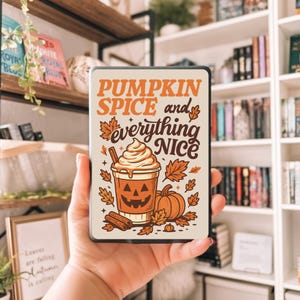 Op de afbeelding: Een rechthoekig decoratief item met de tekst "PUMPKIN SPICE and everything NICE". Het ontwerp toont een pumpkin spice latte met slagroom, een pompoen-jack-o'-lantern, pompoenen en herfstbladeren. Kaneelstokjes zijn ook inbegrepen.