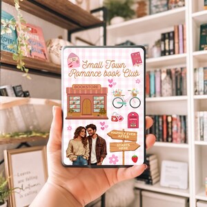 Puede incluir: Ilustración digital en una tableta con el texto "Small Town Romance book Club". El diseño incluye una librería, una bicicleta, corazones y una pareja. El fondo es un patrón de cuadros rosas y blancos.