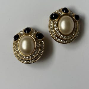 Pendientes de clip vintage CINER firmados, tono dorado — Perla de imitación Mabe, cabujones de zafiro y diamantes de imitación de cristal pavé, estilo Hollywood Regency de los años 80 imagen 3