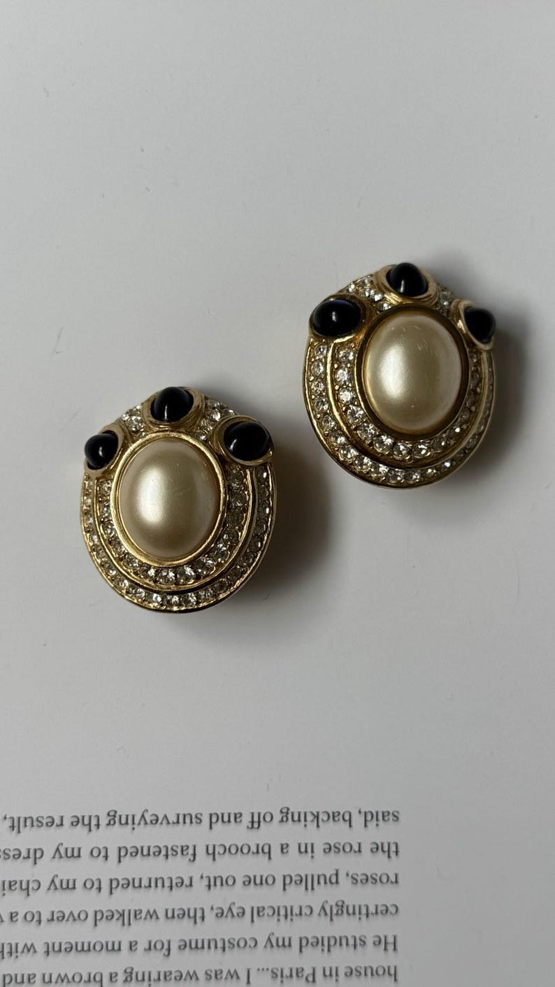 Pendientes de clip vintage CINER firmados, tono dorado — Perla de imitación Mabe, cabujones de zafiro y diamantes de imitación de cristal pavé, estilo Hollywood Regency de los años 80 imagen 3