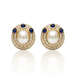 Pendientes de clip vintage CINER firmados, tono dorado — Perla de imitación Mabe, cabujones de zafiro y diamantes de imitación de cristal pavé, estilo Hollywood Regency de los años 80 imagen 1